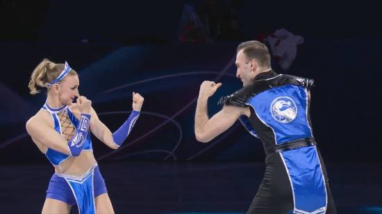 开云官网-选手庆祝首枚冬奥奖牌 竟上演现实版《真人快打》?!